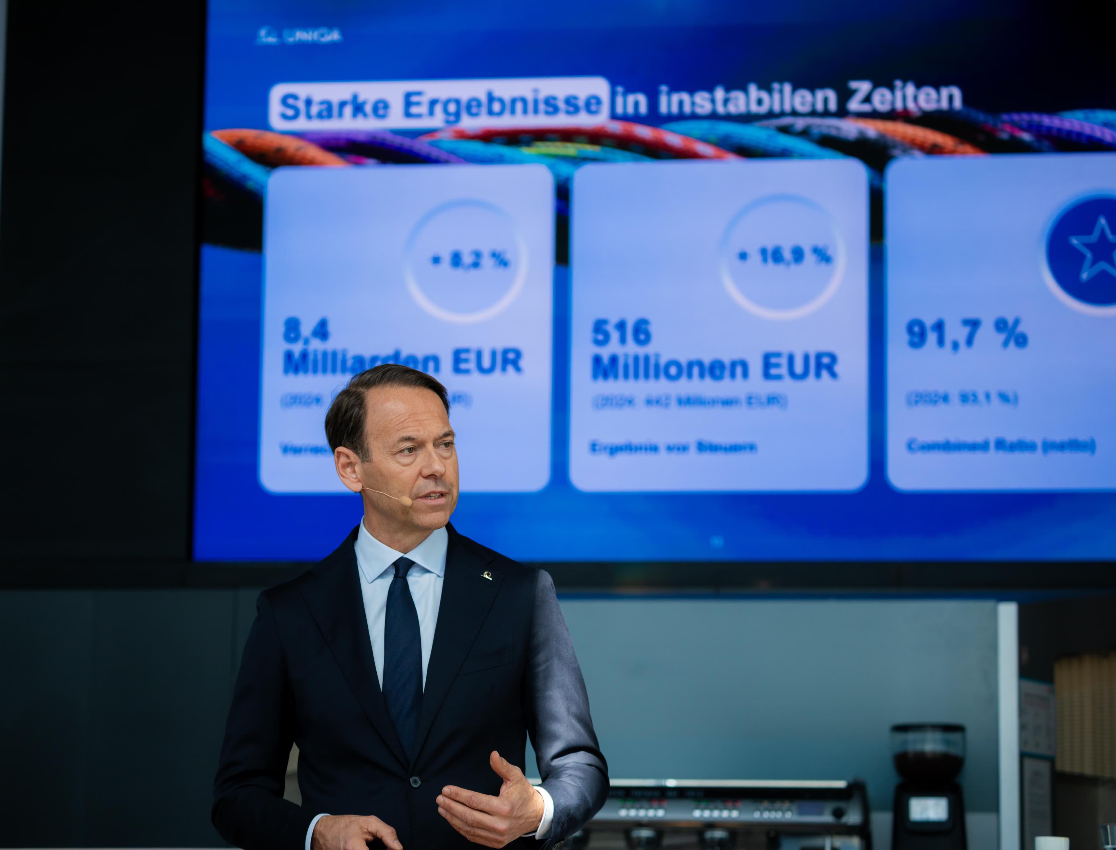 Brandstetter Uniqa vor einem Bildschirm Brandstetter Uniqa vor einem Bildschirm